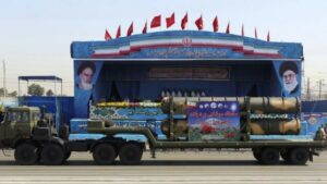 „Tag des Militärs“: Iran präsentiert hochentwickelte ballistische Raketen