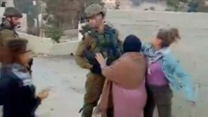 Wie palästinensische Teenager israelische Soldaten zu Gewalt provozieren