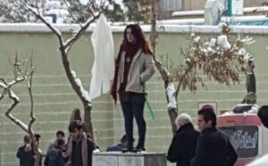 Iran: Anti-Kopftuch-Demonstrantin zu zwei Jahren Haft verurteilt