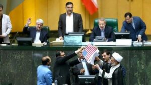 Rückzug aus Iran-Atomdeal: Parlamentarier verbrennen US-Flagge
