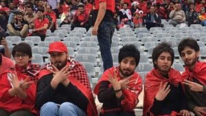 Iran: Frauen verkleiden sich, um Fussballspiel sehen zu können