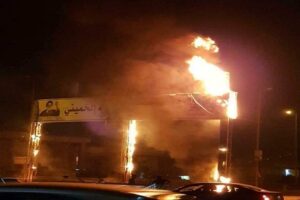 Irak: Demonstranten in Basra verbrennen Khomeini-Bild