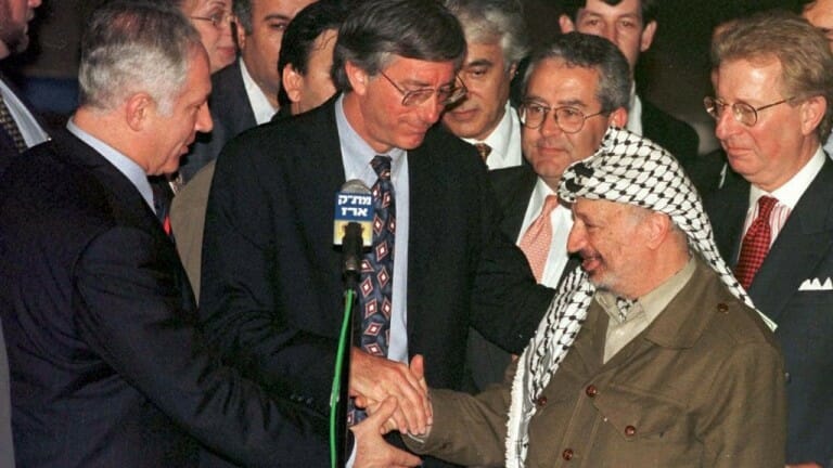 Benjamin Netanjahu, Dennis Ross und Jassir Arafat in Erez