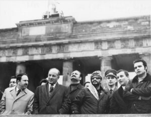 ADN-ZB / Franke / 2.11.71 / Berlin: Yasser Arafat besuchte Staatsgrenze Die zur Zeit in der DDR weilende Delegation der palästinensischen Befreiungsorganisation unter Leitung des Vorsitzenden des Exekutivkomitees, Yasser Arafat (4.v.r.), besuchte am 2.11.71 die Staatsgrenze am Brandenburger Tor.