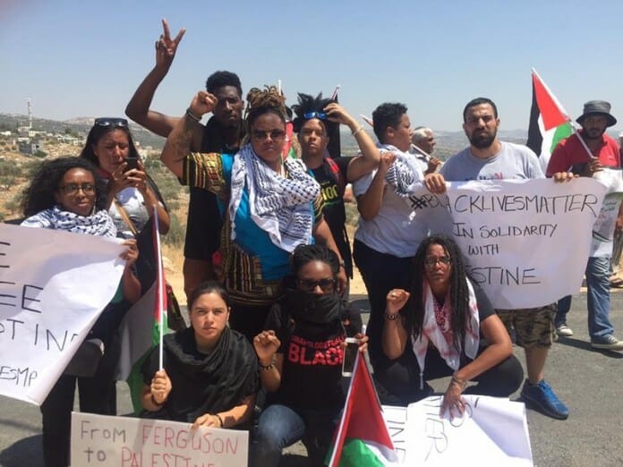 „Black Lives Matter“-Aktivisten mit palästinensischen Demonstranten in Bilin, 29. Juli 2016.