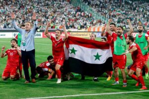 Syrisches Fussballteam feiert – unter der Fahne des Assad-Regimes