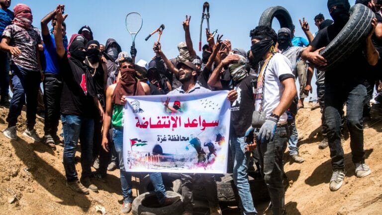 Demonstranten mit Bolzenschneidern, mit denen sie die Grnze nach Israel überwinden wollen