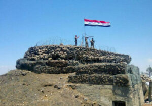 Assad-Armee hisst syrische und palästinensische Flagge auf dem Golan