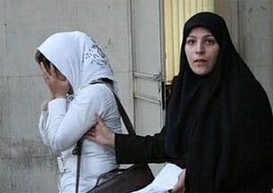 Iranerin muss sich entschuldigen – weil Fahrer sie aus seinem Taxi warf
