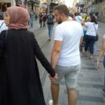 Hand in Hand durch Istanbul