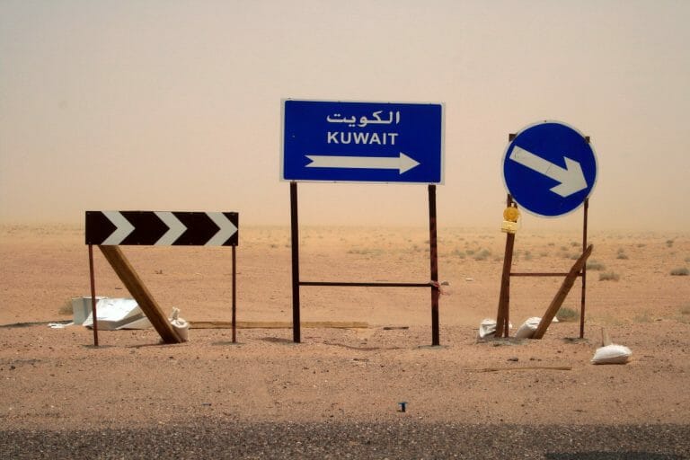 Wegweiser nach Kuwait (Quelle: Bob McCaffrey)