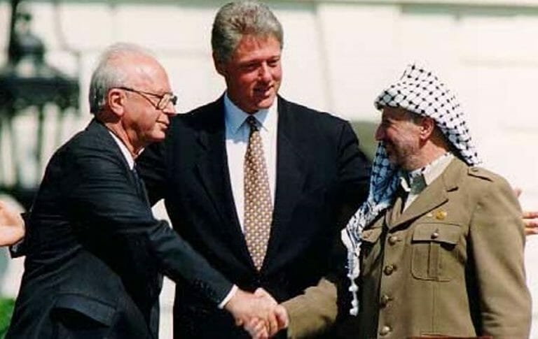 Symbolbild des Friedensprozesses: Der Händedruck von Rabin und Arafat 1993 (The White House/Wikimedia Commons)