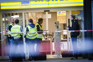 Beamte der Spurensicherung am Tatort der Messerattacke in Hamburg