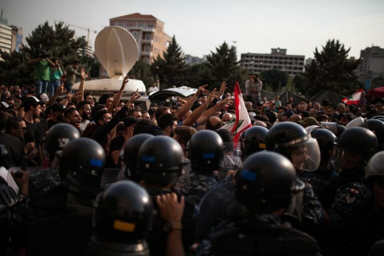 Libanesische Polizei versucht Hisbollah-anhänger und Demonstranten auseinanderzuhalten