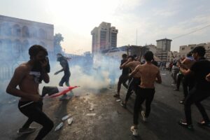 Tränengaseinsatz aud dem Tahrir-Platz in Bagdad