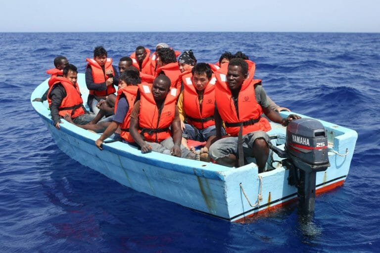 Bootsflüchtlinge aus Libyen vor Lampedusa