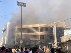 Demonstranten setzen eine Filiale der staatlichen Melli-Bank in Brand