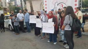 Palästinensische Journalisten und Aktivisten protestieren gegen das Urteil des Magistratsgericht in Ramallah