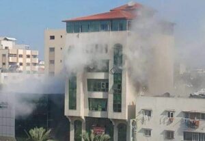 Das von einer Rakete getroffene Gebäude der Unabhängigen Palästinensischen Menschenrechtskommission