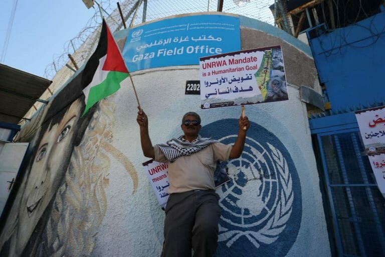 Israel existiert nicht. Demonstrant vor dem UNRWA-Hauptquartier in Gaza