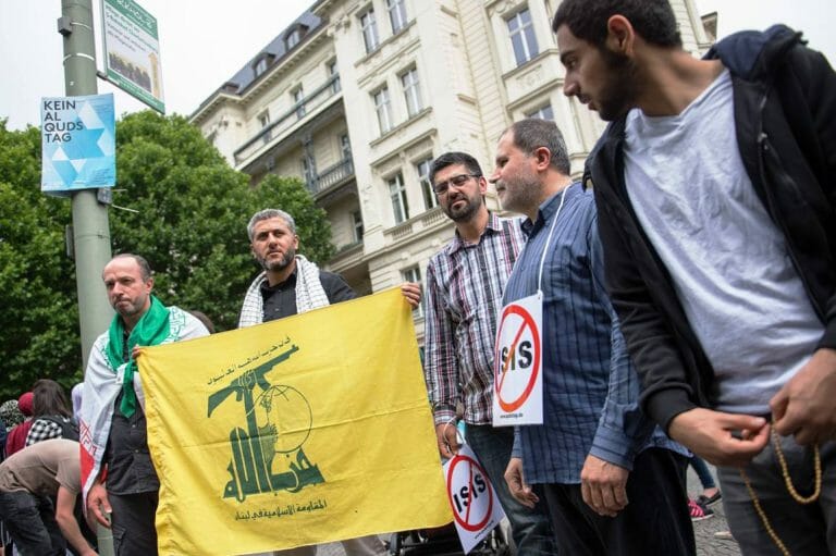 Hisbollah-Fahne beim antisemitischen Al-Quds-Aufmarsch in Berlin 2015 (imago images/Christian Ditsch)