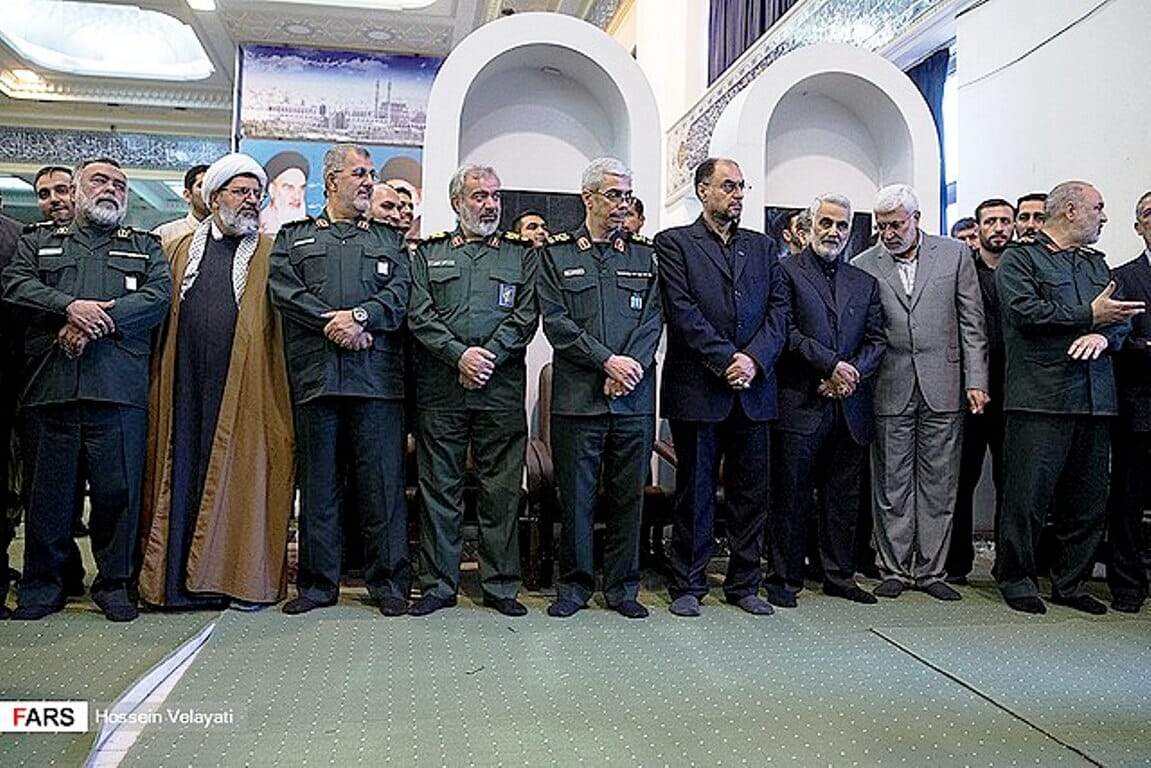 Abu Mahdi al-Muhandis, Gründer der Kataib Hisbollah (zweiter von rechts), neben ihm Qassem Soleimani, Kommandeur der Quds-Brigaden der iranischen Revolutionsgarden (Hossein Velayati/CC BY 4.0)