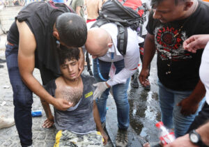 Hilfe für einen verletzten Demonstranten in Bagdad (© imago images / Xinhua)