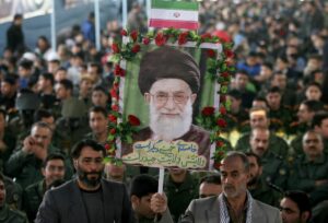 Mitglieder der Basiji-Miliz mit einem Porträt Khameneis