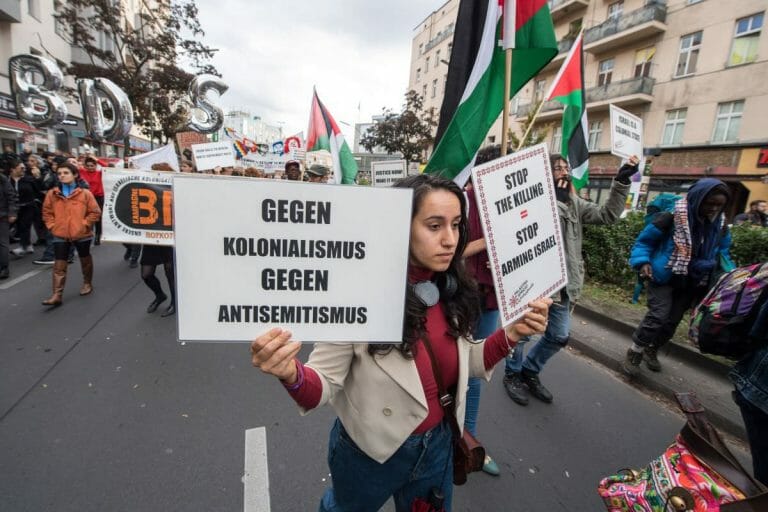 Die Israelboykott-Bewegung BDS auf einer Demonstration gegen Kolonialismus in Berlin