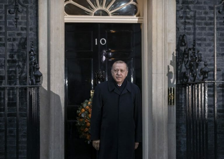 Erdogan vor dem Sitz des britischen Premierministers in London