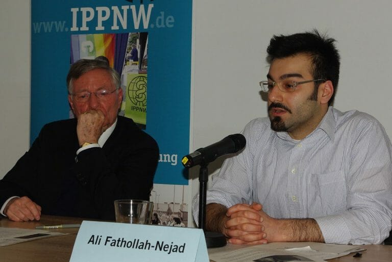 Fathollah-Nejad auf einer Veranstaltung der IPPNW gegen Iransanktionen im Jahr 2013