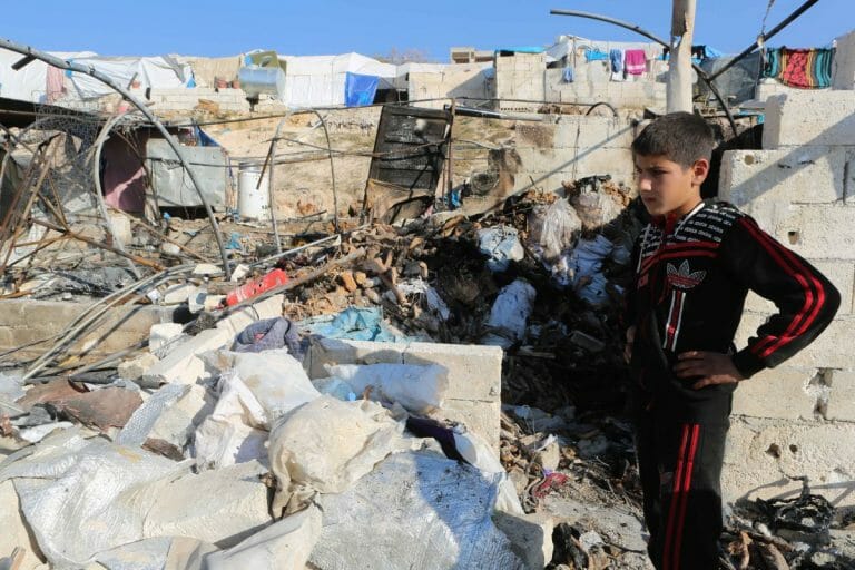 Vo syrischen Bomben getroffenes Flüchtlingslager in Idlib