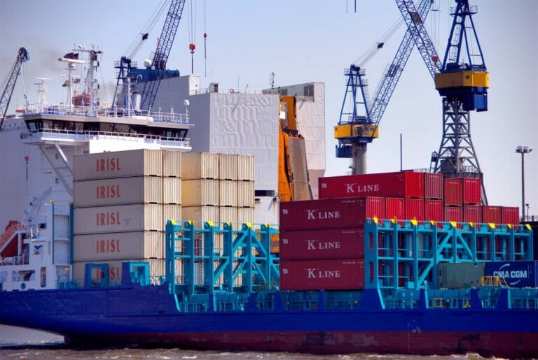 Container der Islamic Republic of Iran Shipping Lines (IRSIL) im Hafen von Hamburg