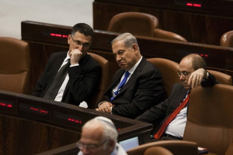 Gideon Saar (links) und Benjamin Netanyahu