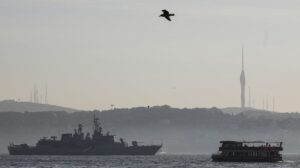 Türkisches Kriegsschiff vor Istanbul