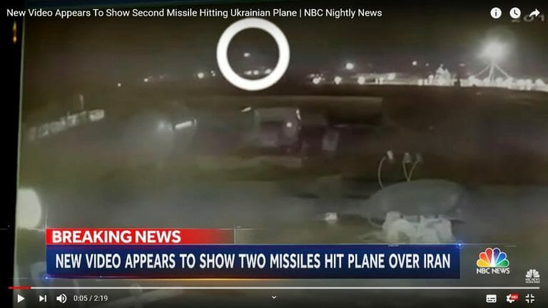 Das neue Video aus einer Überwachungskamera zeigt deutlich den Abschuss des ukrainischen Flugzeugs durch zwei Raketen (NBC News/Youtube)