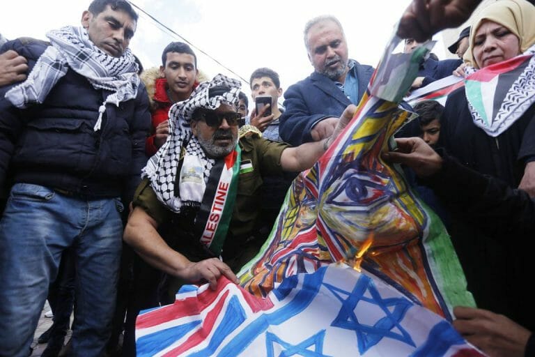 Was diese Demonstranten im Gazastreifen von Frieden mit Israel halten, ist nicht schwer zu erraten. (imago images/ZUMA Press)