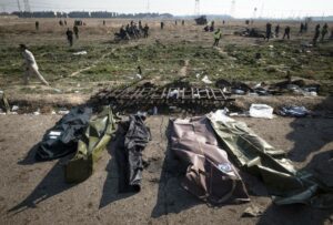 Leichensäcke am Absturzort des ukrainischen Flugzeugs. Unter den Toten waren zahlreiche Iraner (imago images/UPI Photo)