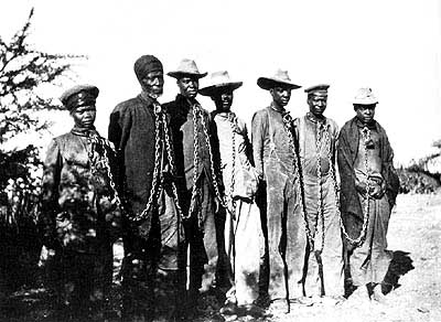 Gefangene Herero in Ketten