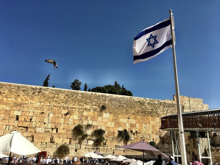 Israelische Flagge vor der Klagemauer in Jerusalem (Joanna Penn/CC BY-NC 2.0)