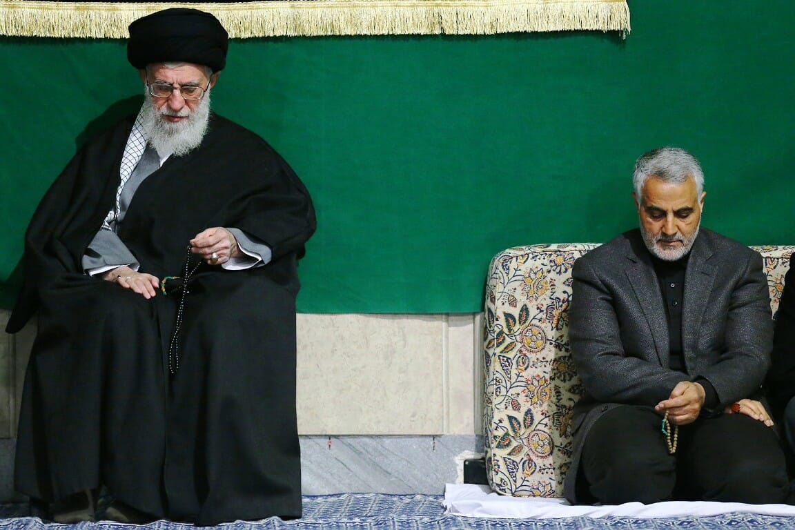 Qassem Soleiman an der Seite des Führers des iranischen Regimes, dem obersten geistlichen Führer Ali Khamenei (Wikimedia Commons/CC BY 4.0)