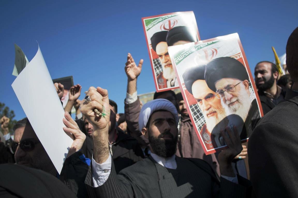 Mullahs und andere Demonstranten in Qom (2014) preisen Khomenei und Khamenei (imago images/ZUMA Press)