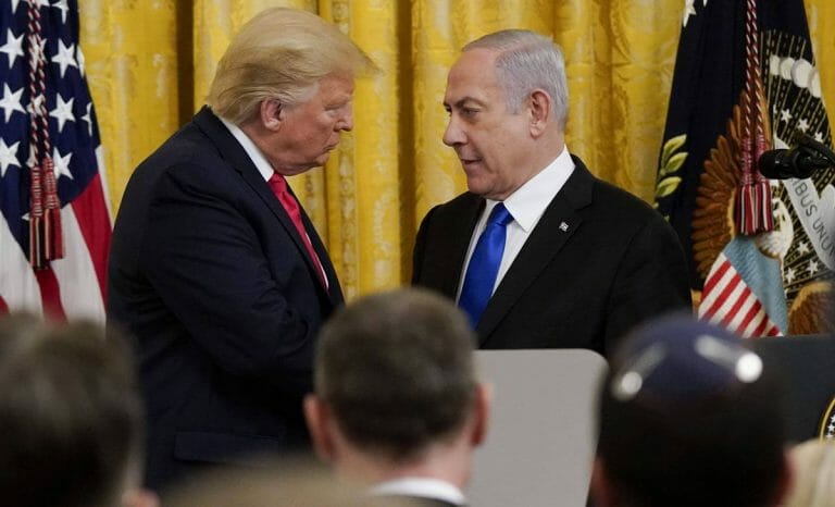 Bei einem gemeinsamen Auftritt mit Israels Premier stellte US-Präsident Trump seinen Plan für Frieden vor (imago images/UPI Photo)