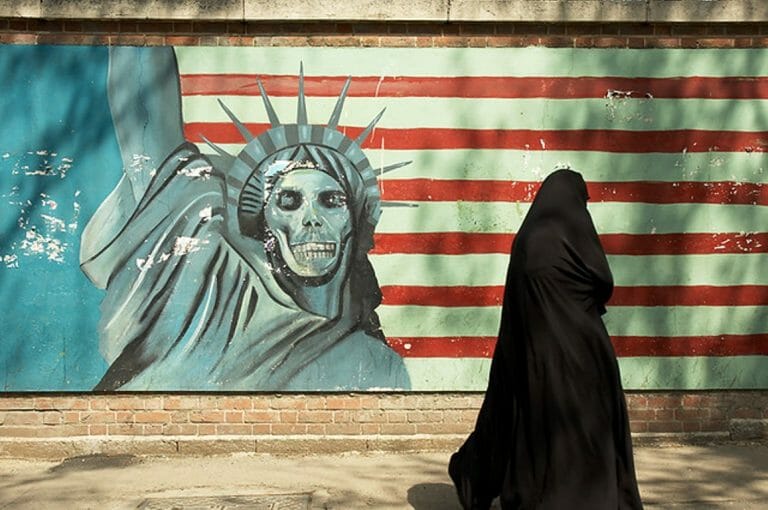 Anti-Amerikanismus an der Wand der ehemaligen US-Botschaft im Iran (Kamyar Adl/CC BY 2.0)