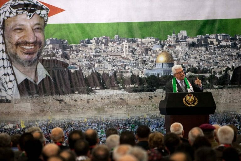 Mahmud Abbas vor einem Porträt Arafats