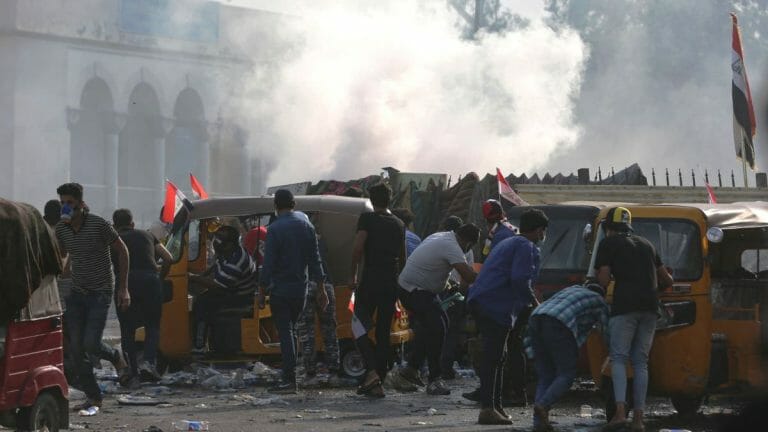Polizei geht mit Tränengas gegen Demonstranten auf dem Tahrir-Platz in Bagdad vor