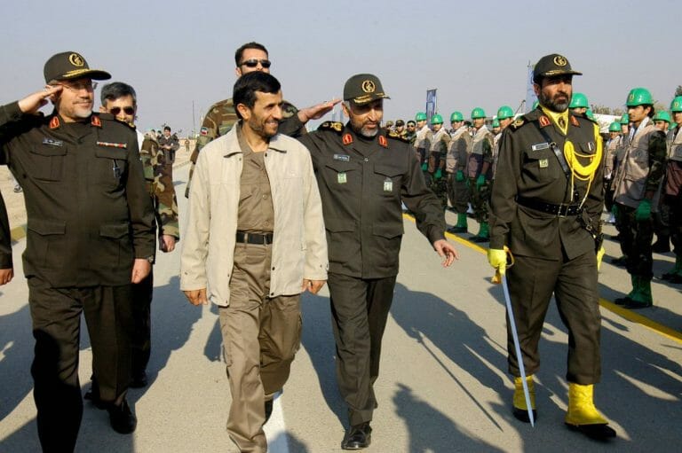 Mohammad Hejazi mit dem ehemaligen iranischen Präsidenten Ahmadinejad vor dem Khomenei-Mausoleum in Teheran
