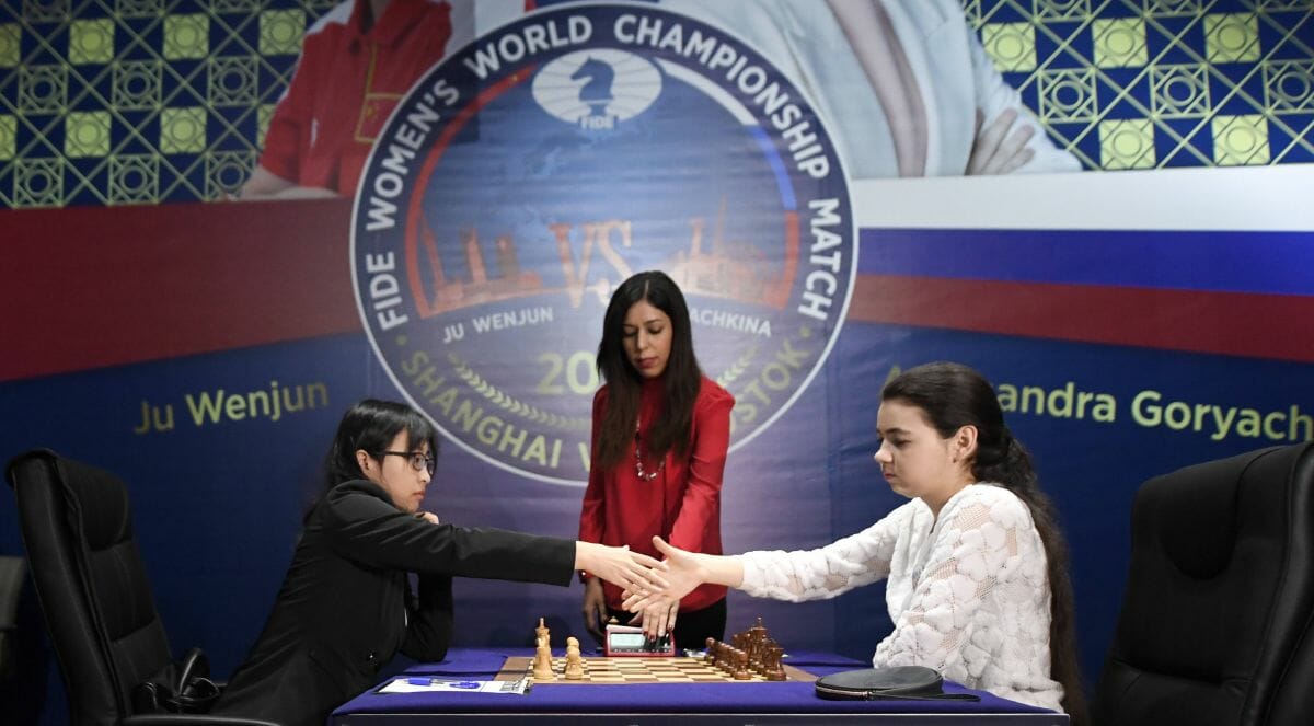 Die Chefschiedsrichterin Shohreh Bayat (Mitte) bei der Schach-Weltmeisterschaft der Frauen in Shanghai