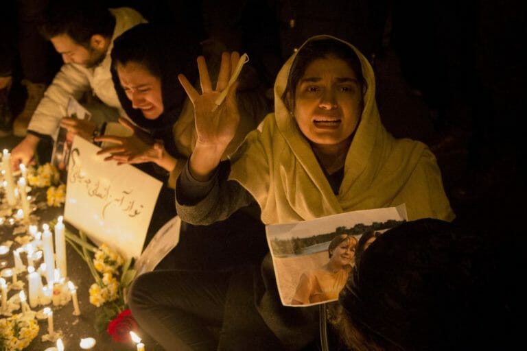 Iraner gedenken der Toten des Flugzeugabschusses durch das Regime
