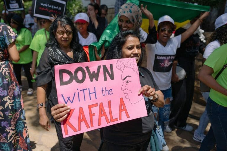 Frauen demonstrieren gegen das Kafala-System (Sponsorensystem), das eine Art modernen Sklavenhandel ermöglicht